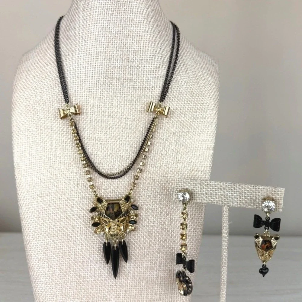 Vintage BETSEY JOHNSON Hollywood Glam Tiger Earrings‎ Necklace Set Gold Bow Y2K
